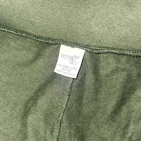 Terra & Sky Olive green pants 2X petite - Picture 4 of 5